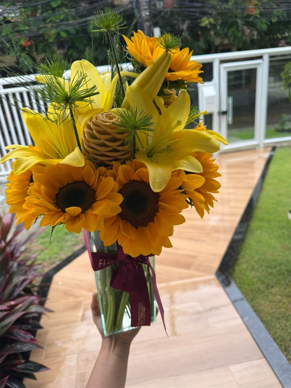 Arranjo de girassóis e lírios amarelos do ateliê Florgiul em Copacabana