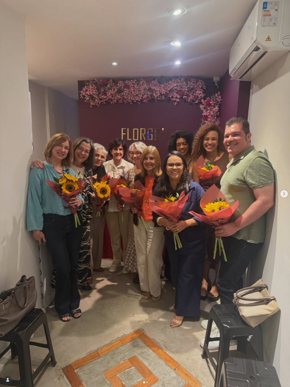 Equipe e clientes no ateliê Florgiul