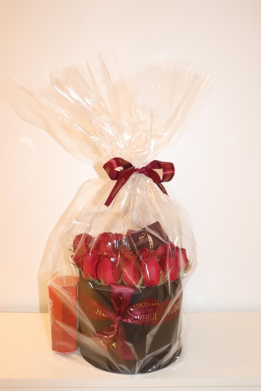 Arranjo floral em caixa redonda preta contendo rosas vermelhas naturais, decorado com fita bordô personalizada da Florgiul e cartão da marca, sobre fundo branco. — foto 2