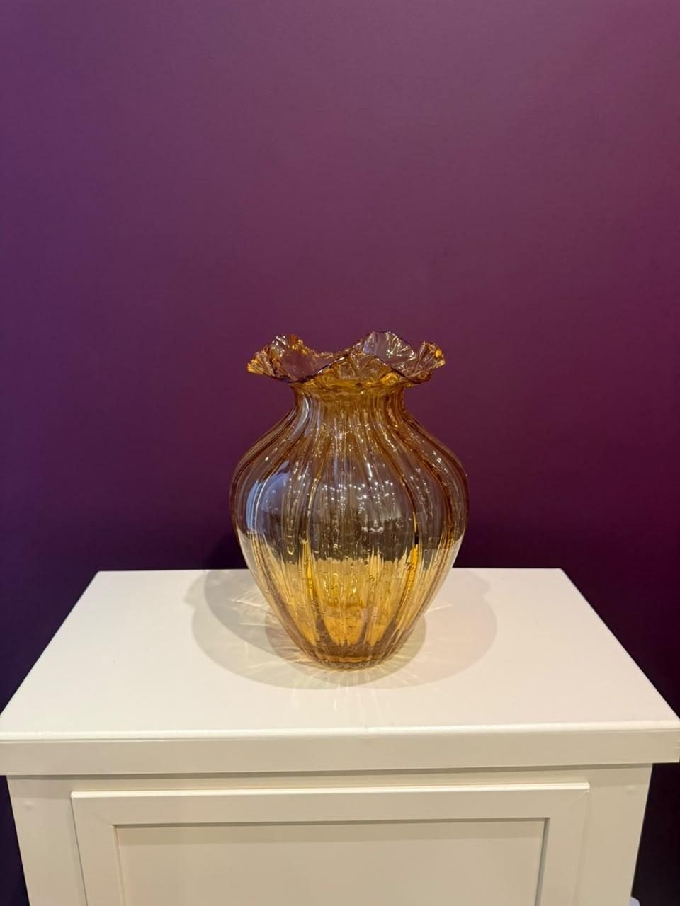 Vaso âmbar com borda orgânica