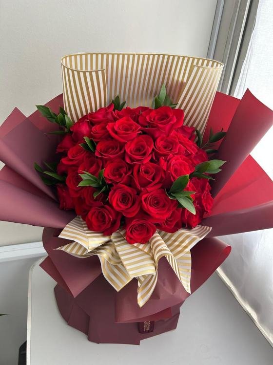 Buquê Lindo com 50 Rosas Colombianas Vermelhas Colombianas