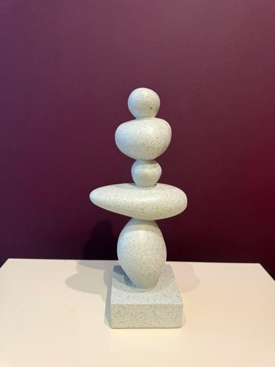 Escultura abstrata cinza de resina