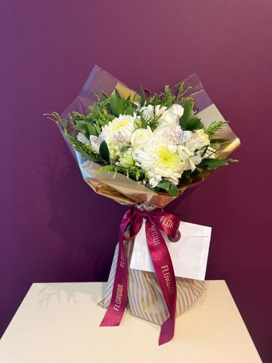 Bouquet composto por 12 flores mais folhagens selecionadas