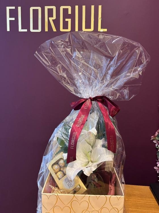 Cesta de presente embalada como vaso de flores e chocolate