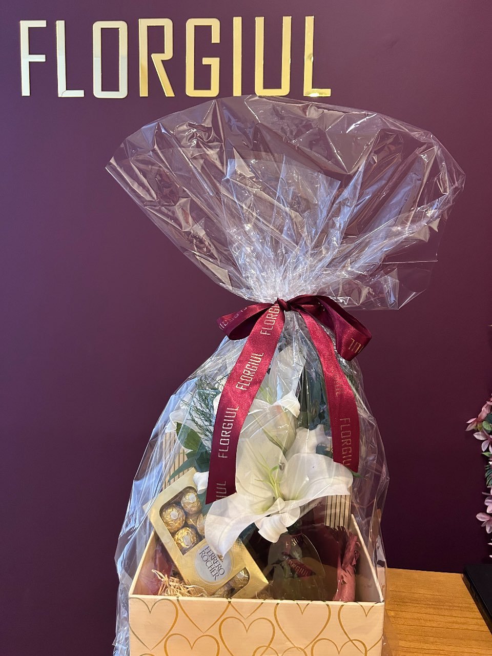 Cesta de presente embalada como vaso de flores e chocolate