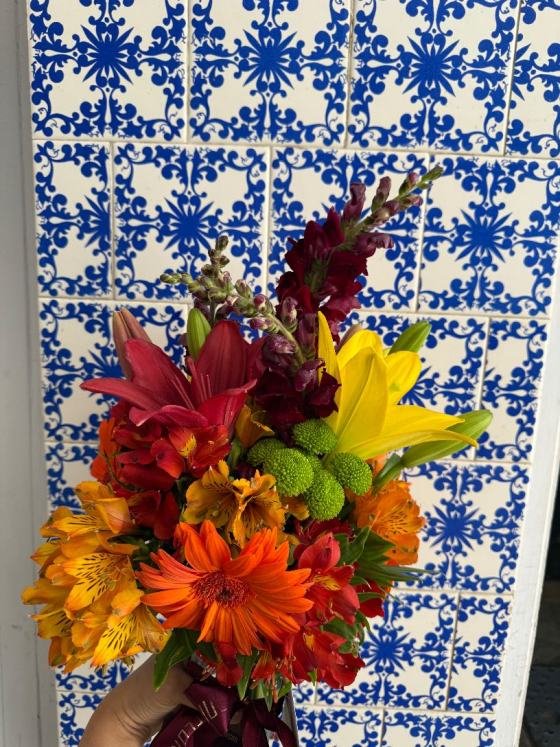 Mini bouquet composto por flores da semana personalizada da Florgiul com cinta e adesivo da marca.